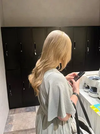 ロング カラー ブリーチカラー/ ベージュ/SARAのヘアスタイル