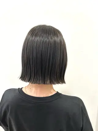 ショート カラー ぱつっとボブ/ 小野あかねのヘアスタイル