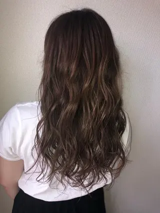ロング カラー MIOベージュカラー 柔らかいカラーのヘアスタイル