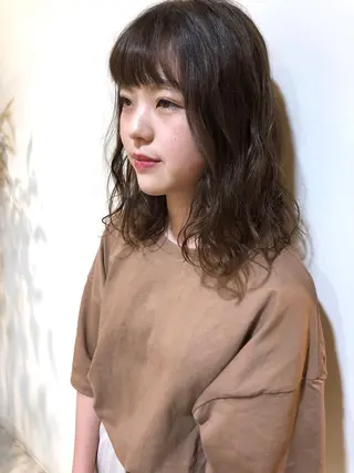 ミディアム パーマ MIOベージュカラー 柔らかいカラーのヘアスタイル