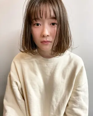 ミディアム カラー 顔まわりレイヤー デザインカットのヘアスタイル