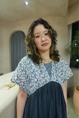 ミディアム パーマ Bërg kiraのヘアスタイル