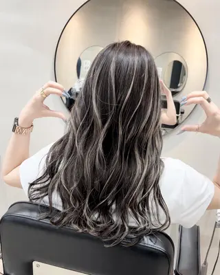 ロング カラー リサ tonieのヘアスタイル