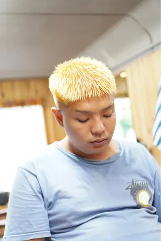 カラー メンズ 関 晃哉のヘアスタイル