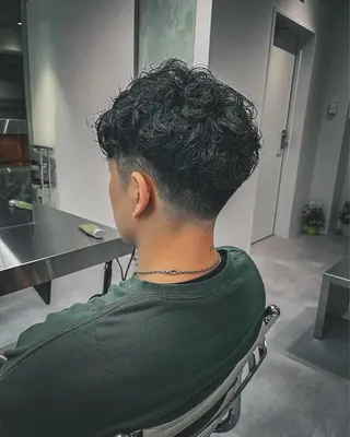 ショート ⚡メンズパーマフ ェードカットTomyのヘアスタイル