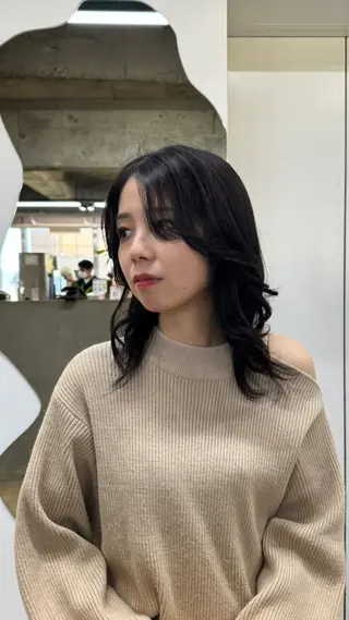 ミディアム 茜璃/ブリーチカラー /レイヤーカットのヘアスタイル