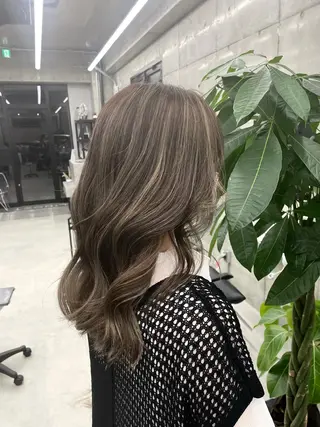 ミディアム カラー 岡留 愛美のヘアスタイル