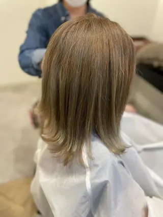 セミロング カラー やまこし 美裕樹のヘアスタイル