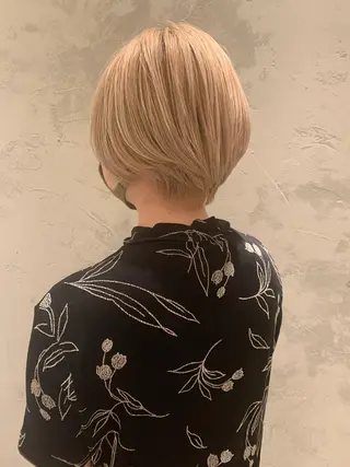 ショート SAKINO. ベージュカラーのヘアスタイル