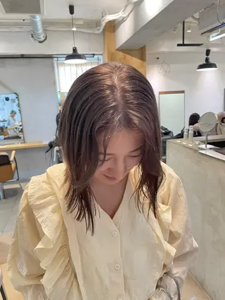 ミディアム カラー ミルクティー× グレージュMOMOのヘアスタイル
