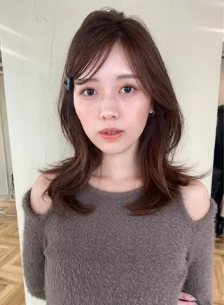 セミロング カラー AYANO ／レイヤー／オリーブのヘアスタイル
