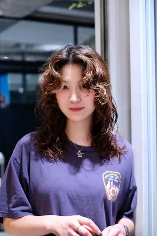 セミロング パーマ 瓜谷 亮磨のヘアスタイル