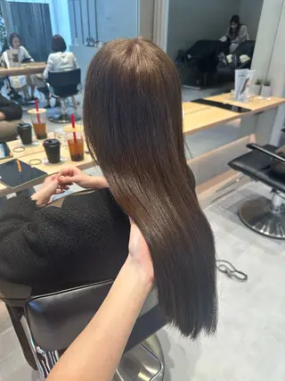 セミロング カラー ミオ💎ショート 透ける暗髪のヘアスタイル