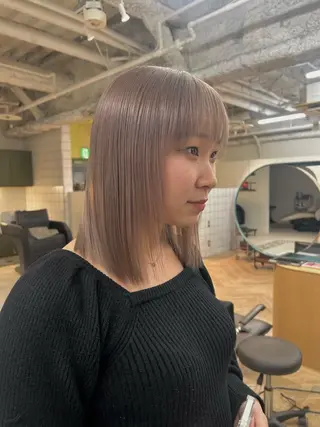 ミディアム カラー ベージュ/ダブルカラ ー/新潟駅/青柳萌果のヘアスタイル