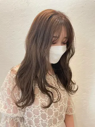 ロング ブリーチなしベージュ カラー佐藤華厘のヘアスタイル