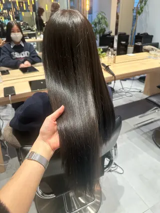 セミロング カラー ミオ💎ショート 透ける暗髪のヘアスタイル