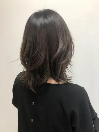 ミディアム カラー 黒田 優衣のヘアスタイル
