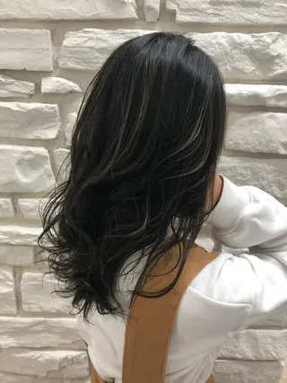 ミディアム 艶髪/ハイトーン Sherryのヘアスタイル