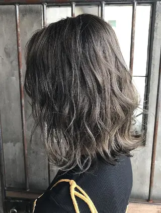 セミロング カラー Nina by Babyloneのヘアスタイル