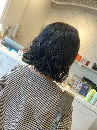 ミディアム パーマ 饒平名 知也のヘアスタイル