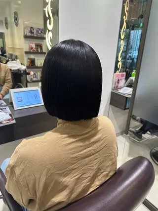 ミディアム レイヤー 艶々カラーのヘアスタイル