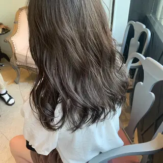 ロング SAKINO. ベージュカラーのヘアスタイル