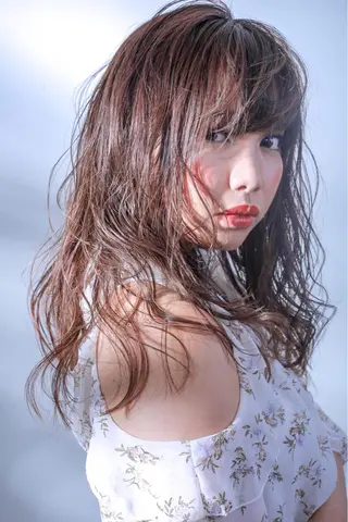 ロング カラー 伊藤 裕貴のヘアスタイル