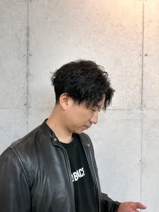 メンズ ヒナ/レイヤーカット 艶感ワンカラーのヘアスタイル