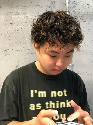 カラー パーマ メンズ 顔まわりレイヤー デザインカットのヘアスタイル