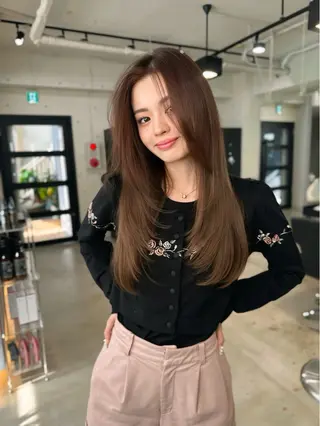 ロング カラー レイヤーカット 透明感カラーのヘアスタイル