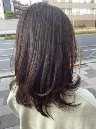 ミディアム アートディレクター 尾内 友美のヘアスタイル