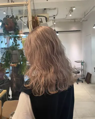 セミロング カラー ミルクティー× グレージュMOMOのヘアスタイル