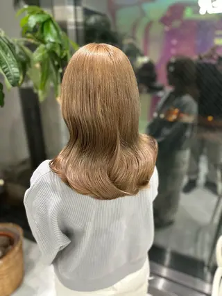 セミロング カラー 🫧ハイトーン🫧 ベージュ🫧徹哉のヘアスタイル