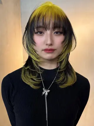 セミロング カラー イツク ⚡️ ルーツ/ハイトーンのヘアスタイル