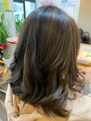 セミロング カラー 石川 奈緒子のヘアスタイル