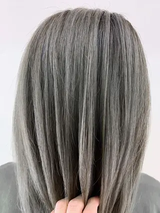 セミロング アダチ コウスケのヘアスタイル