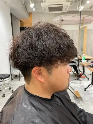 ミディアム パーマ メンズ ホワイトカラー/ ピンクベージュにったのヘアスタイル