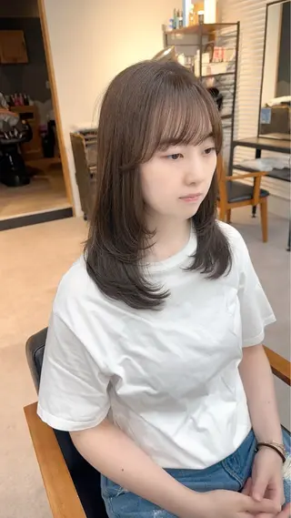 セミロング カラー パーマ ヘアアレンジ メンズ キッズ ネイル マツエク・マツパ アイブロウ レイヤーカット／顔周 りカット/縮毛矯正のヘアスタイル