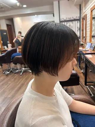 ショート ヒナ/レイヤーカット 艶感ワンカラーのヘアスタイル