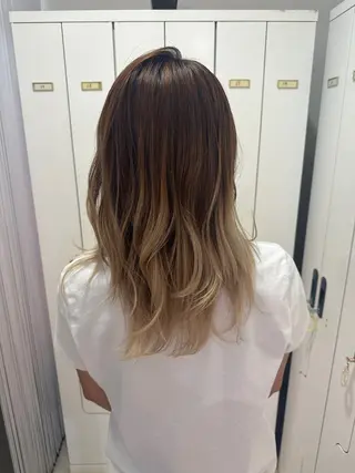 セミロング レイヤー 艶々カラーのヘアスタイル