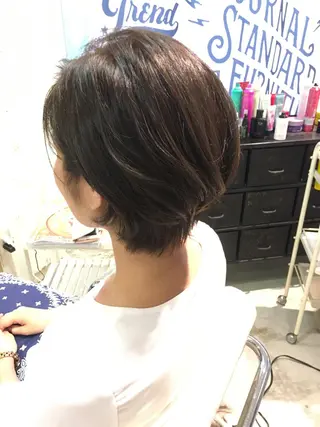 ショート カラー CALMHAIR 五十實淳のヘアスタイル
