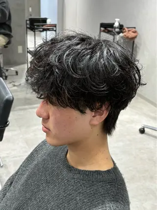 ショート カラー パーマ メンズ 【シャドウパーマ センターパート】義心のヘアスタイル