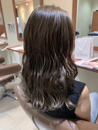 ロング カラー 蓮見  友里のヘアスタイル