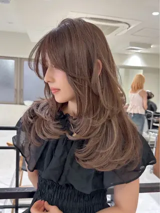 セミロング カラー レイヤー/顔周り ブリーチカラーのヘアスタイル