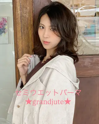 ミディアム カラー grand juteのヘアスタイル