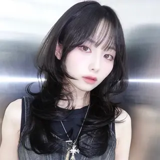 セミロング がわ/ハイレイヤー /ハイトーンカラーのヘアスタイル