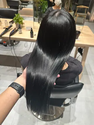 セミロング ミオ💎ショート 透ける暗髪のヘアスタイル