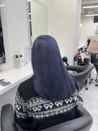 ロング 寒色/ベージュヘア ブリーチありMiOのヘアスタイル