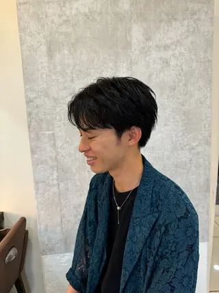 メンズ メンズ特化シャドウパ ーマラウンドマッシュのヘアスタイル
