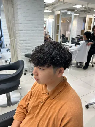 ショート カラー パーマ メンズ 【シャドウパーマ センターパート】義心のヘアスタイル